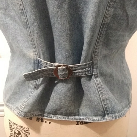Jean vest with front pockets with button decor - Picture 5 of 7